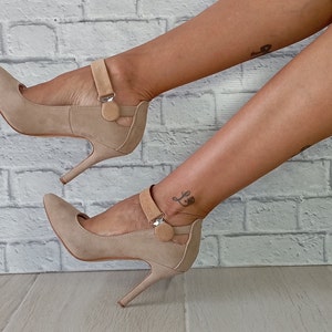 Loose heels straps, fantastic shoe fastening bracelets, beige shoe straps, Lucyclip