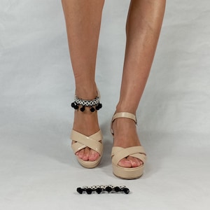 Dekorative Riemen für Sandalen und Mary Jane. Diese Armbänder werden den Stil Ihrer Schuhe leicht ändern.
