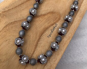 Halskette in grau mit gefädelten Perlen