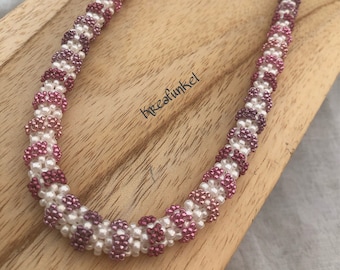 Necklace in creamy white and rose