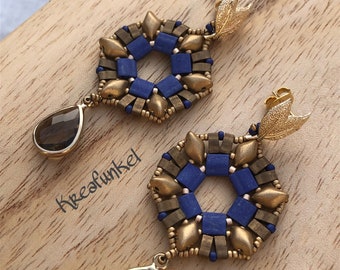 Pendientes colgantes en azul y oro.