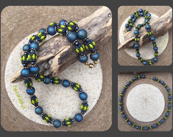 Short necklace with threaded beads
