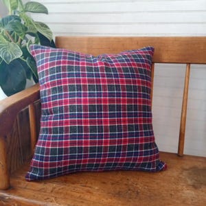 Housse de coussin à carreaux rouge et bleu marine, coussin en laine type tartan en bordeaux et bleu, chalet ou ferme