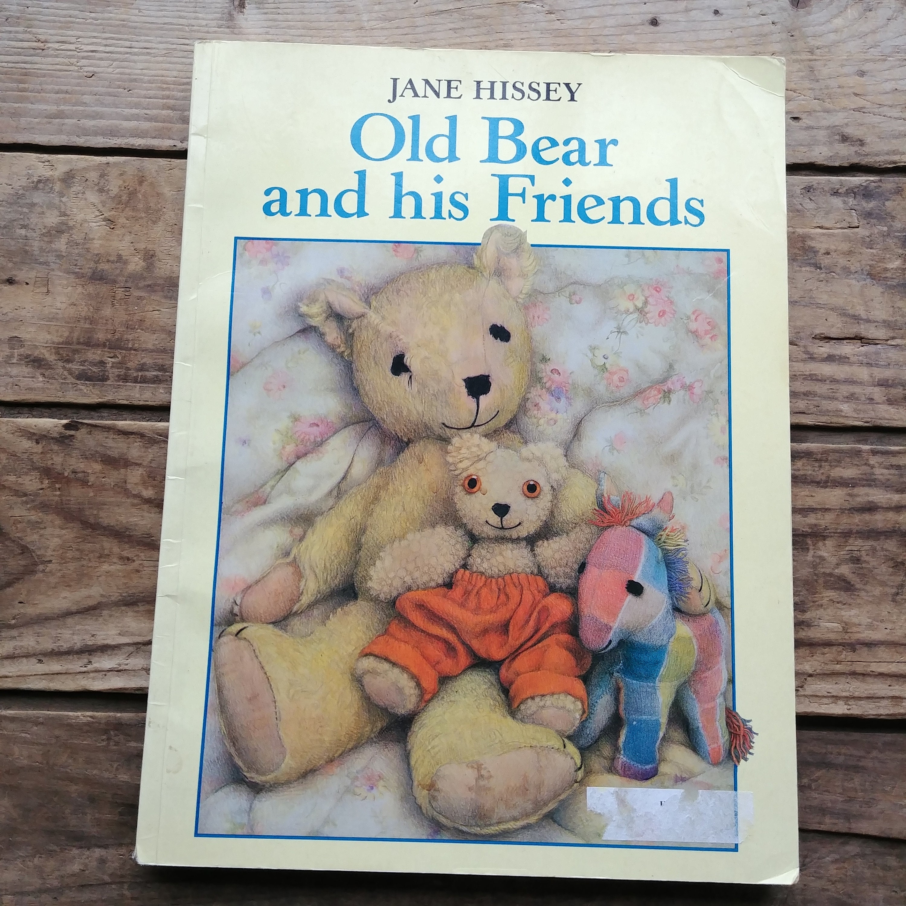 人気No.1 Old Bear and His Friends, a Children's Book,by Jane Hissey 洋書