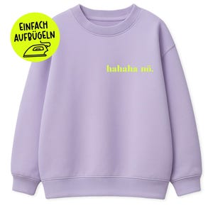 Könnte beinhalten: Ein helllila Sweatshirt mit dem Text "hahaha nö." in Gelb. Eine gelb-grüne kreisförmige Grafik mit den Worten "EINFACH AUFBÜGELN" und einem Bügeleisensymbol befindet sich oben links. Das Sweatshirt hat einen Rundhalsausschnitt und gerippte Bündchen und Saum.