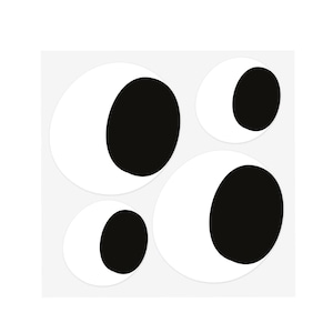Op de afbeelding: Vier witte en zwarte wiebeloogstickers gerangschikt in een vierkant patroon. Elk oog heeft een witte buitenste cirkel en een zwarte binnenste cirkel, wat een speels en cartoonachtig ontwerp creëert. De achtergrond is effen lichtgrijs.