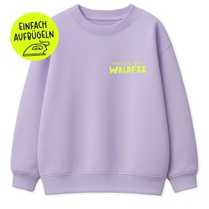 Könnte beinhalten: Ein helllila Sweatshirt mit dem Text "HOLLA, DIE WALDFEE" in Neongrün. Ein gelber Kreis mit dem Text "EINFACH AUFBÜGELN" und einer Bügeleisengrafik befindet sich oben links. Das Sweatshirt hat einen Rundhalsausschnitt und gerippte Bündchen.