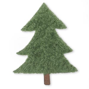 Könnte beinhalten: Eine grüne, strukturierte Weihnachtsbaumdekoration mit braunem Stamm. Der Baum hat ein mehrschichtiges Design mit drei verschiedenen Astebenen. Das Material hat ein flauschiges Aussehen, das ihm ein weiches Aussehen verleiht. Der Hintergrund ist weiß.