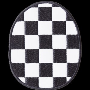 Peut inclure: Écusson ovale avec un motif à carreaux noir et blanc. Le patch a une bordure noire et évoque le thème de la course automobile. Le motif à carreaux est composé d'alternances de carrés noirs et blancs, créant un effet visuel audacieux.