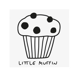 Könnte beinhalten: Schwarz-Weiß-Illustration eines Muffins mit dunklen Kreisen oben. Der Muffin befindet sich in einer Papierform mit vertikalen Linien. Die Worte "LITTLE MUFFIN" sind darunter geschrieben.