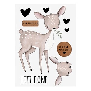 Peut inclure: Illustration à l'aquarelle d'un cerf avec des taches blanches, tenant une brindille de feuilles. L'image comprend des cœurs noirs, des étiquettes marron avec du texte allemand et les mots "LITTLE ONE" en noir.