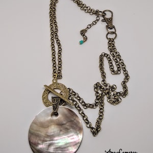 Collier de nacre. Collier de longueur moyenne. Collier de chaîne. Collier à fermoir à bascule. Accessoire indispensable. Idée cadeau.