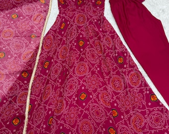 Conjunto de vestido Anarkali elegante rosa Rani con Bandhej Dupatta completamente cosido, listo para usar