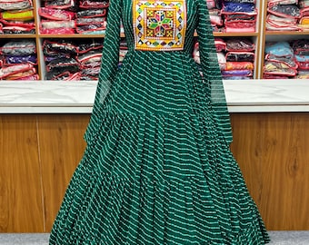 Vestido Anarkali con estampado Laheriya elegante color verde botella, totalmente cosido, listo para usar