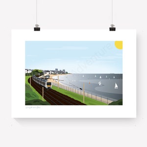 Puede incluir: Un tren blanco y amarillo viaja por una vía cerca de una playa con veleros en el agua. El cielo es azul con un sol amarillo en la esquina superior derecha. El texto "Leigh-on-Sea" está en la esquina inferior izquierda.