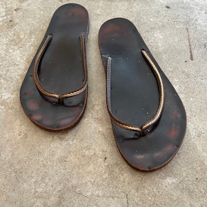 Jutta Neumann Fait à la main Marron Cuir Thong Sandal w Gold Leather Trim 9