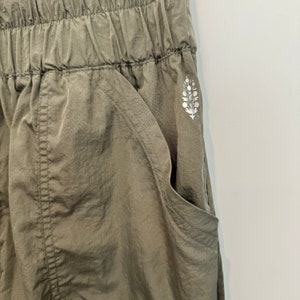 Pantaloni da jogging Free People Movement in nylon oliva medio immagine 6