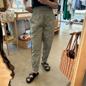 Pantaloni da jogging Free People Movement in nylon oliva medio immagine 2