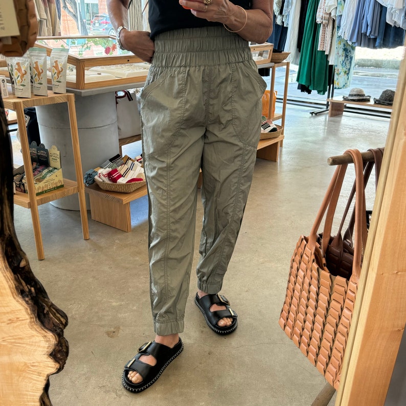 Pantaloni da jogging Free People Movement in nylon oliva medio immagine 2