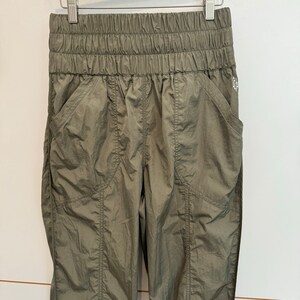 Pantaloni da jogging Free People Movement in nylon oliva medio immagine 5