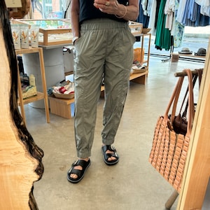 Pantaloni da jogging Free People Movement in nylon oliva medio immagine 1