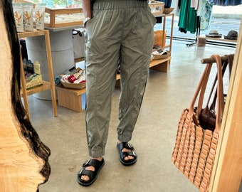 Pantalón deportivo Free People Movement de nailon verde oliva mediano