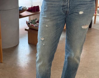 Calça jeans feminina Levi's vintage com etiqueta vermelha, tamanho 30.