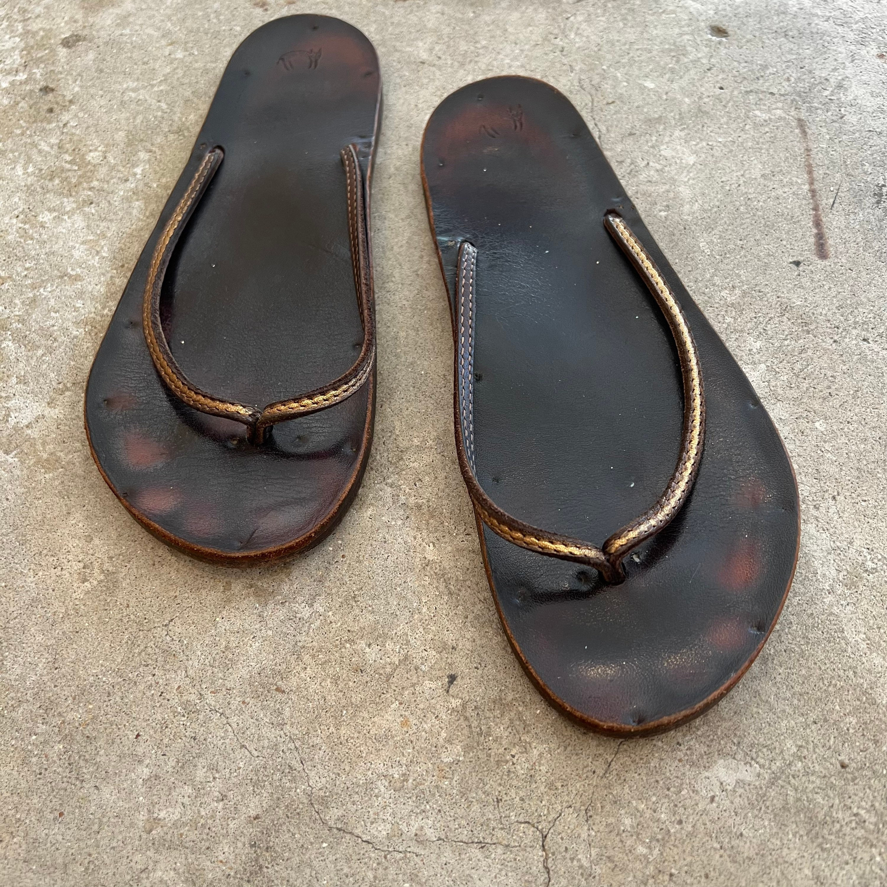 第一ネット Thong Leather Brown Made Hand Neumann Jutta Sandal Gold W アクセサリー