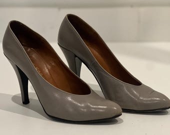 Vintage 1980’s Pierre Cardin Paris pale grey leather pumps