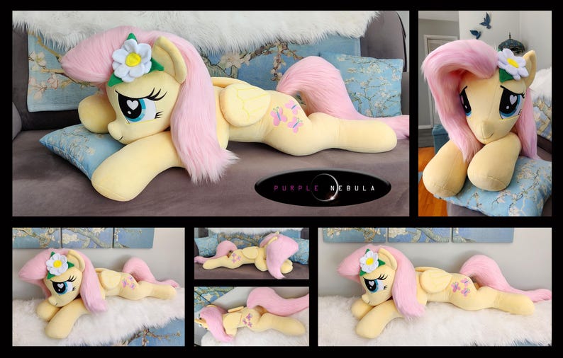 Puede incluir: Un juguete de peluche de Pinkie Pie de My Little Pony, acostado de lado con la cabeza apoyada en una almohada. El juguete es amarillo con pelo rosa y una flor blanca en el pelo. El juguete tiene dise&ntilde;os de mariposas en la espalda. El juguete est&aacute; acostado en un sof&aacute; marr&oacute;n claro.