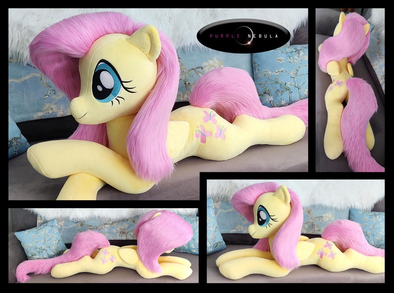 Puede incluir: Un gran juguete de peluche de Fluttershy de My Little Pony. El juguete es amarillo con pelo rosa y una cola rosa. Est&aacute; tumbado en un sof&aacute; con la cabeza apoyada en las patas delanteras. El juguete tiene un dise&ntilde;o de mariposa rosa en un lado.