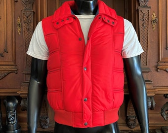 OSSI SKI-WEAR Mens Unisex Vintage Ski Vest, Red Nylon Zip and Snap Front Size Medium, Polyester Insulated, Made in Hong Kong