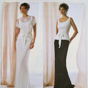 Puede incluir: Un patrón de costura con dos vestidos de noche. Uno es blanco con un top de encaje y un lazo en la cintura, el otro es negro con un top blanco y un lazo en la cintura. El patrón es de Badgley Mischka.