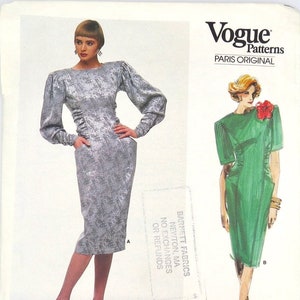 Könnte beinhalten: Ein Vintage-Schnittmuster von Vogue Patterns für ein Kleid von Emanuel Ungaro. Das Schnittmuster ist für ein figurbetontes Kleid mit hohem Ausschnitt und langen Ärmeln. Das Schnittmuster ist auf weißem Papier mit schwarzem Text und Illustrationen gedruckt. Die Schnittmuster-Nummer ist 1666.