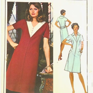 Puede incluir: Patrón de costura vintage Vogue Paris Original. El patrón presenta un vestido rojo con cuello blanco y abotonado. La imagen también incluye ilustraciones del vestido en diferentes estilos. El texto "Molyneux" es visible.
