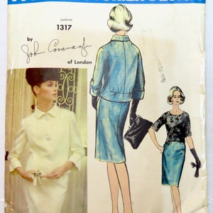 Könnte beinhalten: Vintage Vogue Couturier Design Schnittmuster Nummer 1317 von John Cavanagh aus London. Das Schnittmuster zeigt drei verschiedene Kleiddesigns, eines in Weiß, eines in Blau und eines mit Blumenmuster.