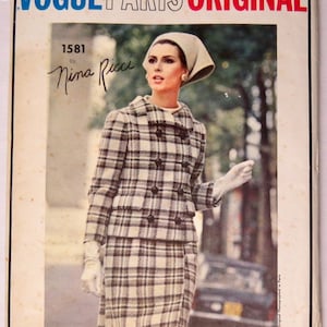 Op de afbeelding: Een vintage Vogue Paris Original naaipatroon met een zwart-wit geruite rokpak, ontworpen door Nina Ricci. Het patroonnummer is 1581.
