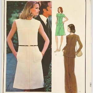 Puede incluir: Patrón de costura vintage Vogue Paris Original con un vestido crema sin mangas con cinturón negro y dos bolsillos delanteros. El patrón también incluye ilustraciones de un vestido verde y un traje pantalón marrón. El texto "Molyneux" es visible.