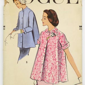 Puede incluir: Patrón de costura Vogue vintage con ilustraciones de ropa de mujer. Un diseño es un abrigo azul claro, el otro una chaqueta rosa estampada. El patrón está marcado como "PEQUEÑO (80-81 cm)" y presenta el logotipo de Vogue.