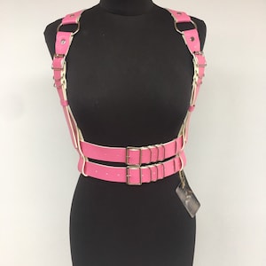Breiter Doppelgurt Harness aus veganem Leder, Riemen unter der Brust, Harness mit Ringen