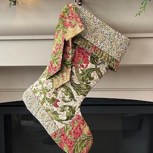 ウィリアム・モリスのクリスマスストッキング、ナチュラルとレッドのパッチワークのユールソックス、オーダーメイド