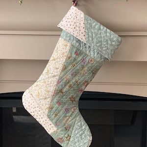 大きなキルティングクリスマスストッキング：ティールのパッチワークデザイン