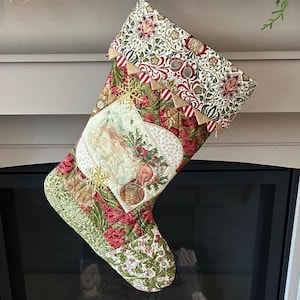 赤いウィリアム・モリスのパッチワークサンタの靴下：手作りのビーズのクリスマスソックス、オーダーメイド