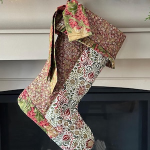 赤いウィリアム・モリスのクリスマスストッキング：大きなキルティングパッチワークソックス、オーダーメイド