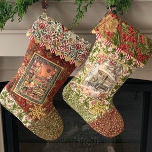 以下が含まれることがあります： 暖炉のマントルピースから、金色の雪の結晶の飾りがついた赤と緑のクリスマスストッキングが2つ下がっています。ストッキングは、ビンテージ風のフローラルパターンで飾られており、キルティングのデザインが施されています。一方のストッキングにはおもちゃ屋さんの絵が描かれており、もう一方には馬車が引く冬の風景の絵が描かれています。