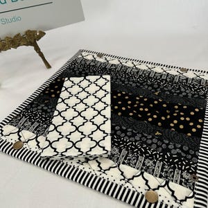 Coussin chauffant convertible isotherme noir et blanc : corbeille à pain matelassée avec serviette