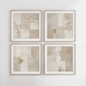 Puede incluir: Conjunto de cuatro pinturas abstractas en tonos neutres, enmarcadas en madera natural. Cada pintura presenta una disposición diferente de cuadrados y rectángulos beige, crema y blanco.
