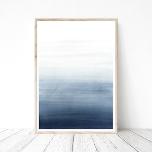 Puede incluir: Una pintura abstracta de acuarela enmarcada con un degradado de tonos azules, pasando de claro a oscuro. La pintura tiene una estética minimalista y moderna.