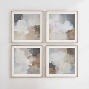 Puede incluir: Conjunto de cuatro pinturas abstractas en tonos marrones, beige y grises. Cada pintura está enmarcada en un marco de madera claro.