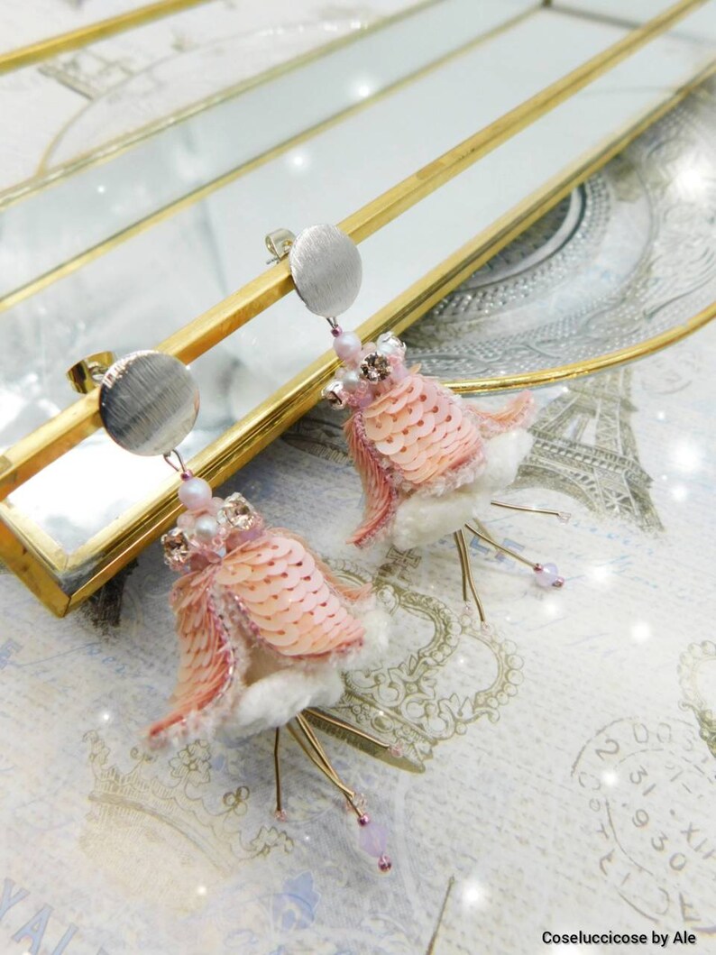 cristalli di altissima qualit\u00e0 e velluto di seta Orechini floreali fatti a mano con paillettes italiani